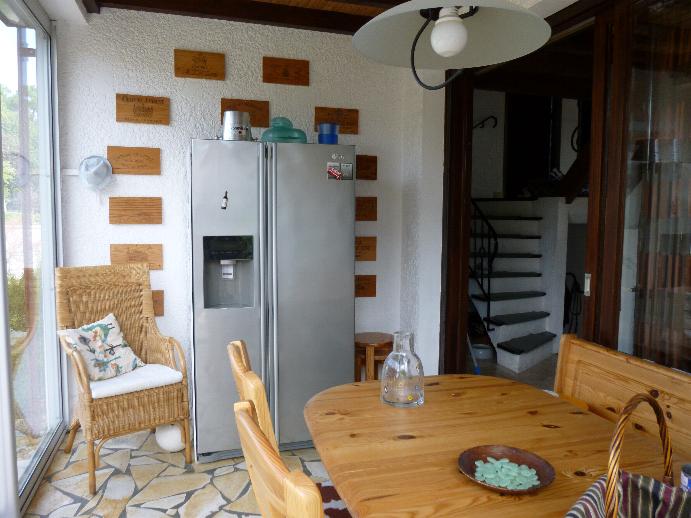 Blick auf den großen Kühlschrank